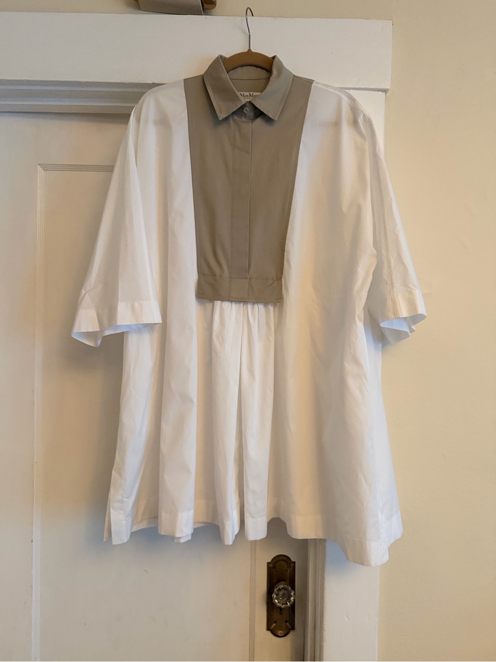 MaxMara Beige and White Contrast-Label Trench Detail